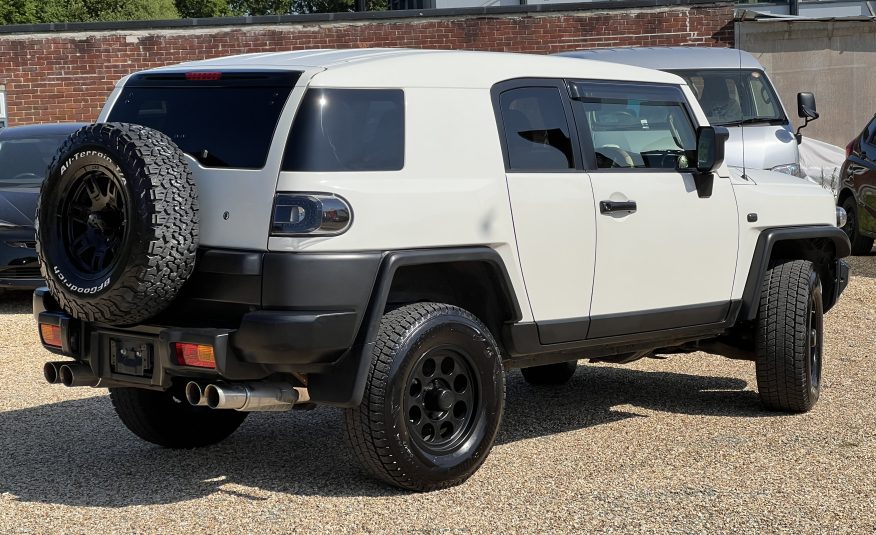 TOYOTA FJ CRUISER 2012, COLOUR PACKAGE, 4.0 V6, 4X4, 5 SEATER, PEARL WHITE PAINT, TAN LEATHER INTERIOR
