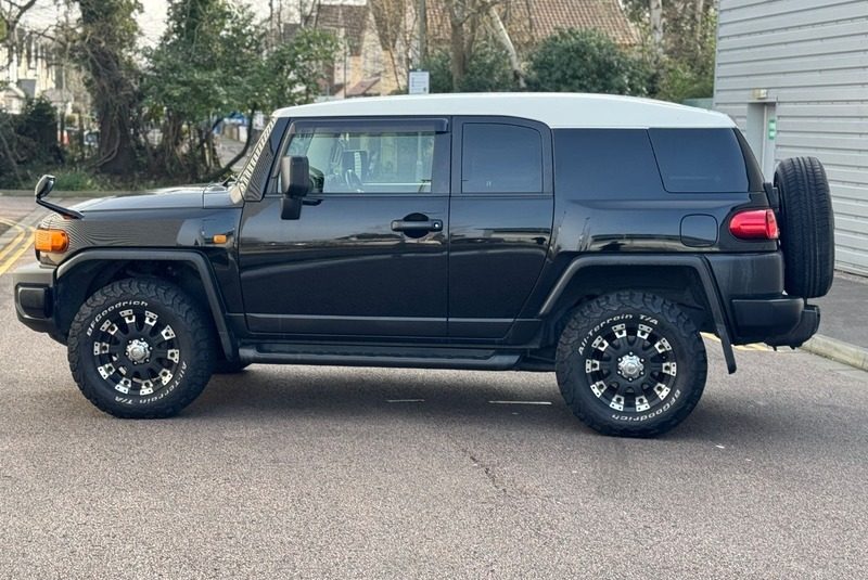 TOYOTA FJ CRUISER LAND CRUISER 2012 PETROL 4.0 V6 FULLY LOADED, 5 SEATER