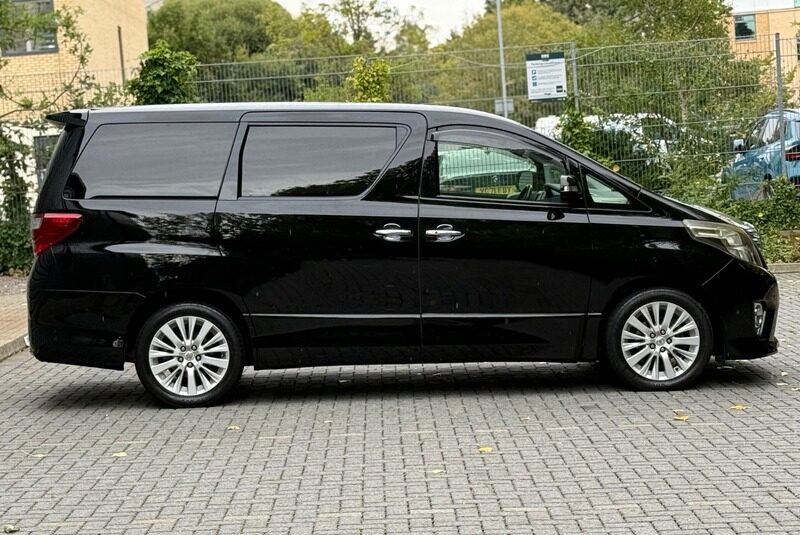 Toyota Alphard Luxury Business Edition 2012 – Mint Condition