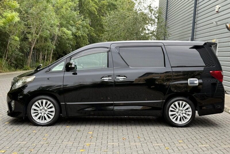 Toyota Alphard Luxury Business Edition 2012 – Mint Condition