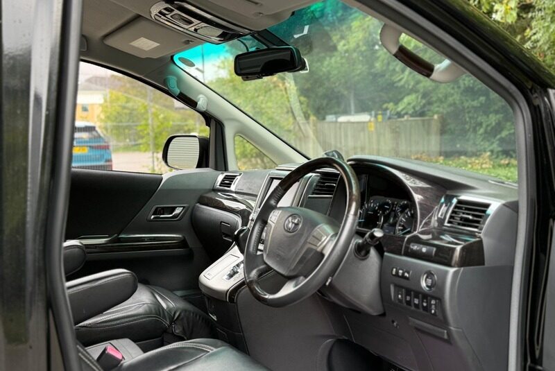 Toyota Alphard Luxury Business Edition 2012 – Mint Condition