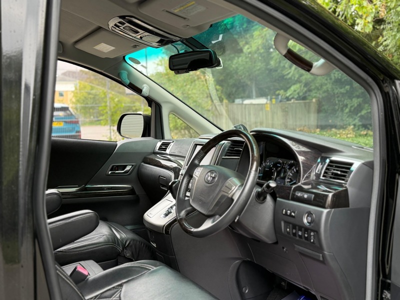 Toyota Alphard Luxury Business Edition 2012 – Mint Condition