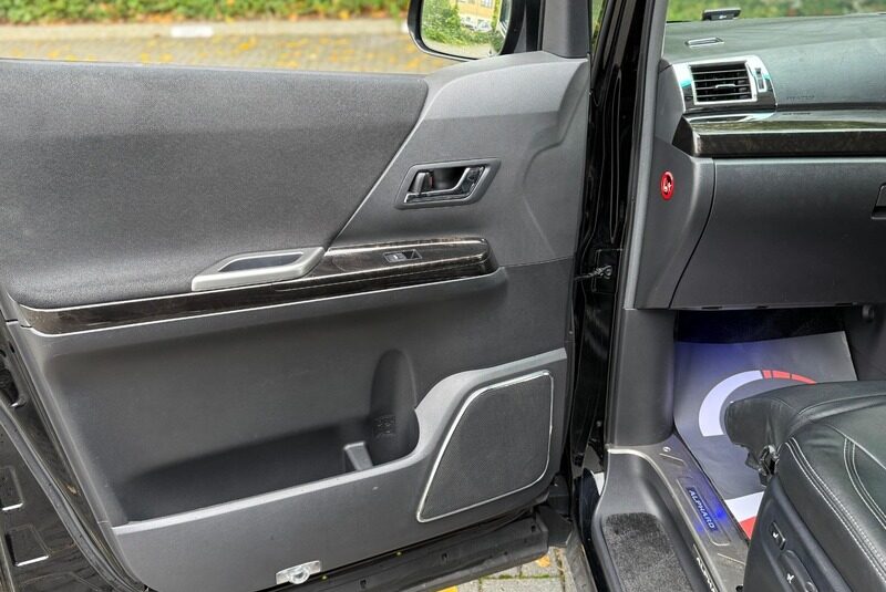 Toyota Alphard Luxury Business Edition 2012 – Mint Condition