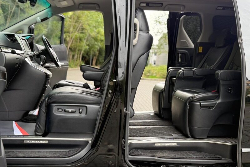 Toyota Alphard Luxury Business Edition 2012 – Mint Condition