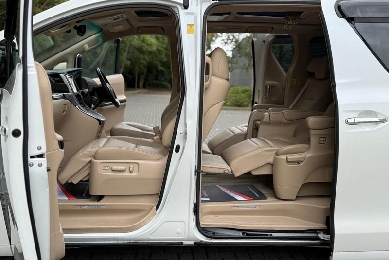 Toyota Alphard Luxury Business Edition 2012 – Top SPEC ULEZ