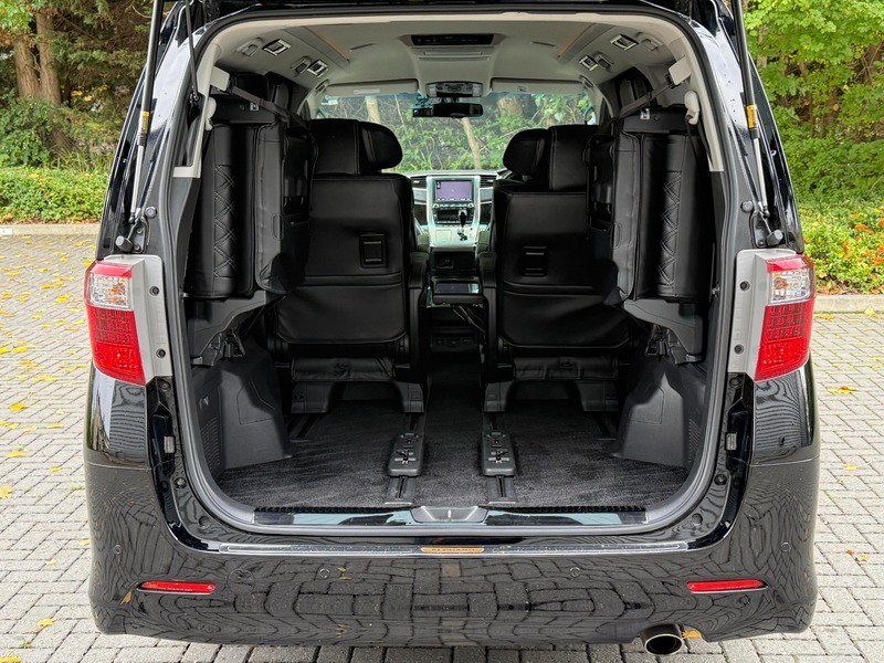 Toyota Alphard Luxury Business Edition 2012 – Mint Condition