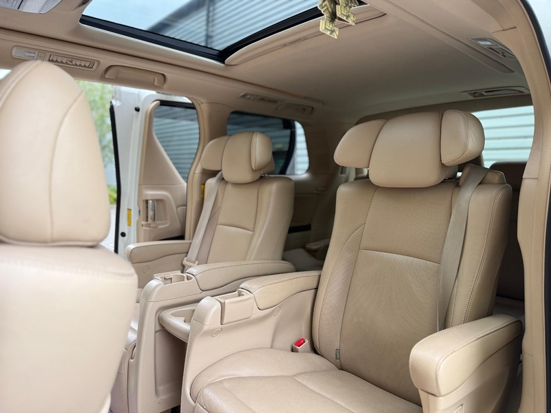 Toyota Alphard Luxury Business Edition 2012 – Top SPEC ULEZ