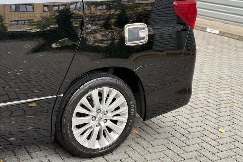 Toyota Alphard Luxury Business Edition 2012 – Mint Condition