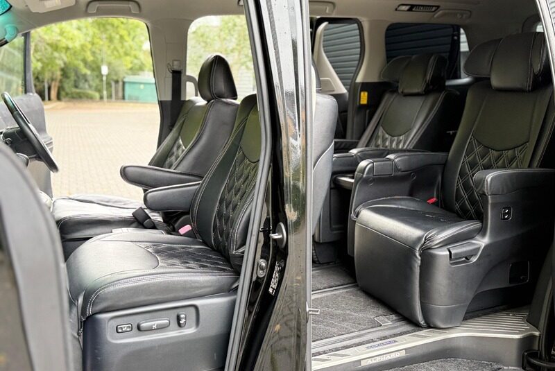 Toyota Alphard Luxury Business Edition 2012 – Mint Condition