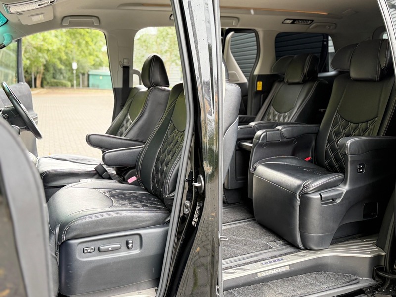 Toyota Alphard Luxury Business Edition 2012 – Mint Condition