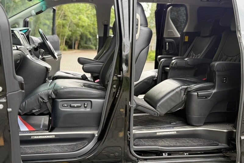 Toyota Alphard Luxury Business Edition 2012 – Mint Condition
