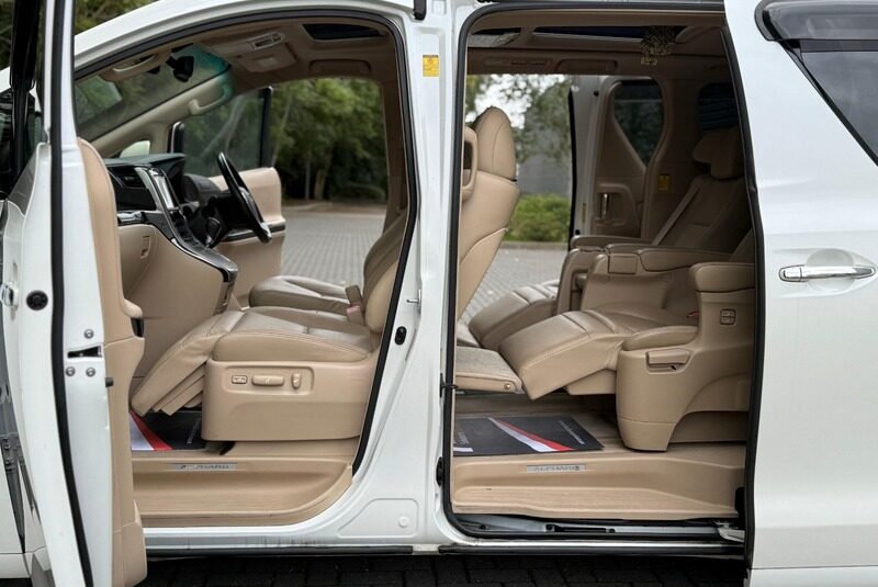 Toyota Alphard Luxury Business Edition 2012 – Top SPEC ULEZ