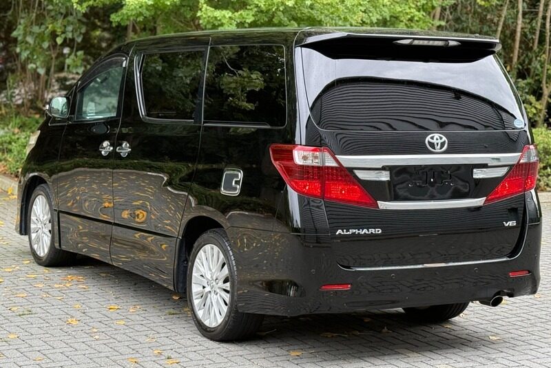 Toyota Alphard Luxury Business Edition 2012 – Mint Condition