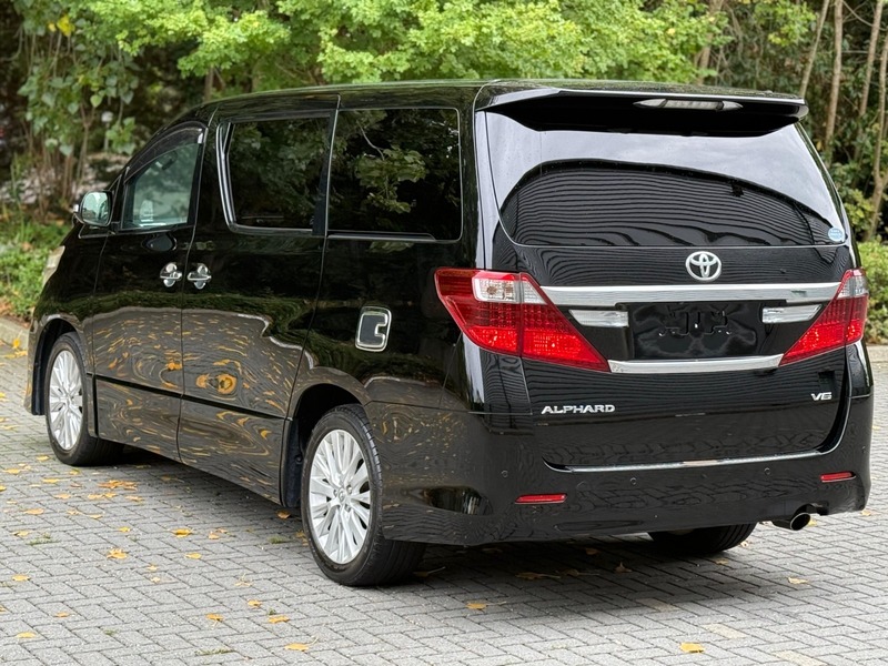 Toyota Alphard Luxury Business Edition 2012 – Mint Condition