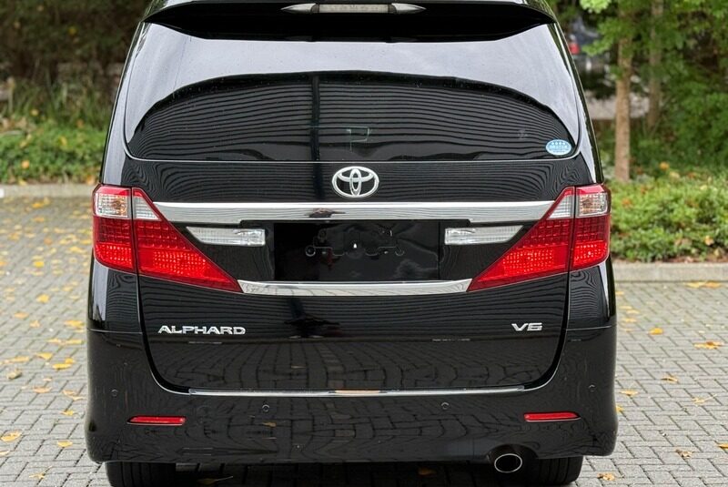 Toyota Alphard Luxury Business Edition 2012 – Mint Condition