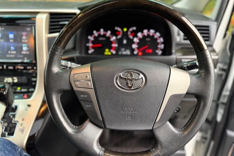 Toyota Vellfire Golden Eyes 2013