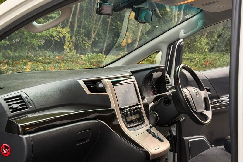 Toyota Vellfire Golden Eyes 2013