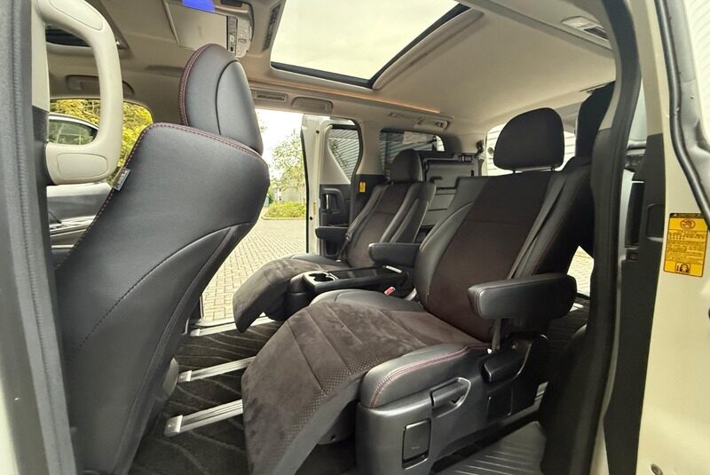 Toyota Vellfire Golden Eyes 2013