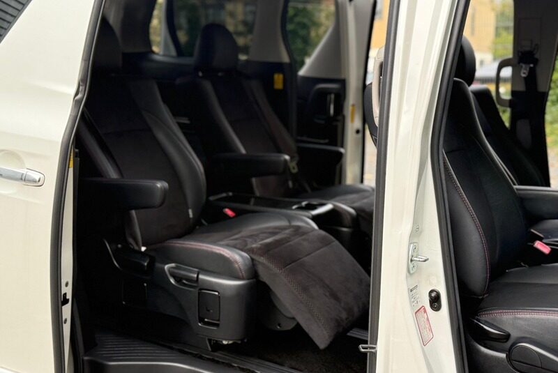 Toyota Vellfire Golden Eyes 2013