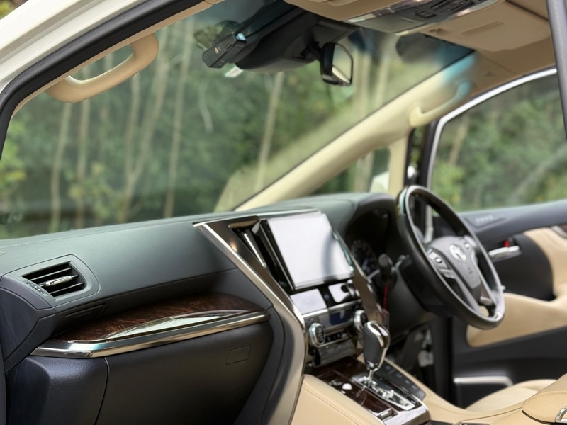 Toyota Alphard 2.5L Hybrid