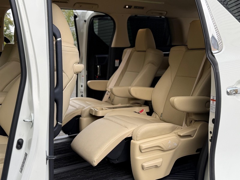 Toyota Alphard 2.5L Hybrid