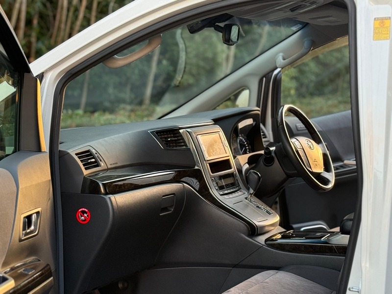 Toyota Vellfire 2014-2.4L Hybrid Drive w/ recliner seats