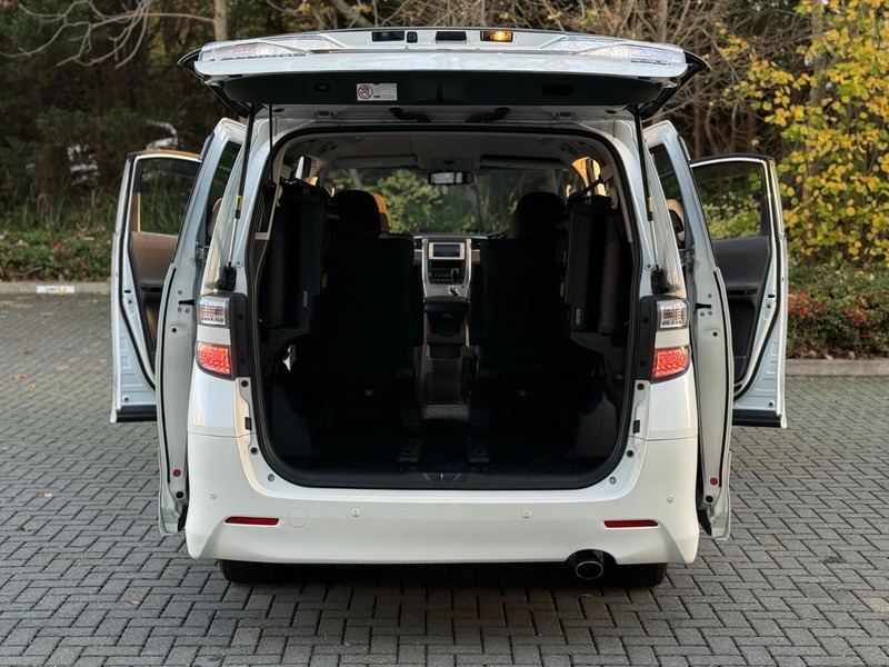 Toyota Vellfire 2014-2.4L Hybrid Drive w/ recliner seats