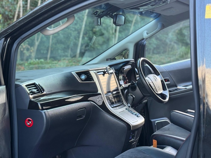 Toyota Vellfire Golden Eyes 2 – 2014