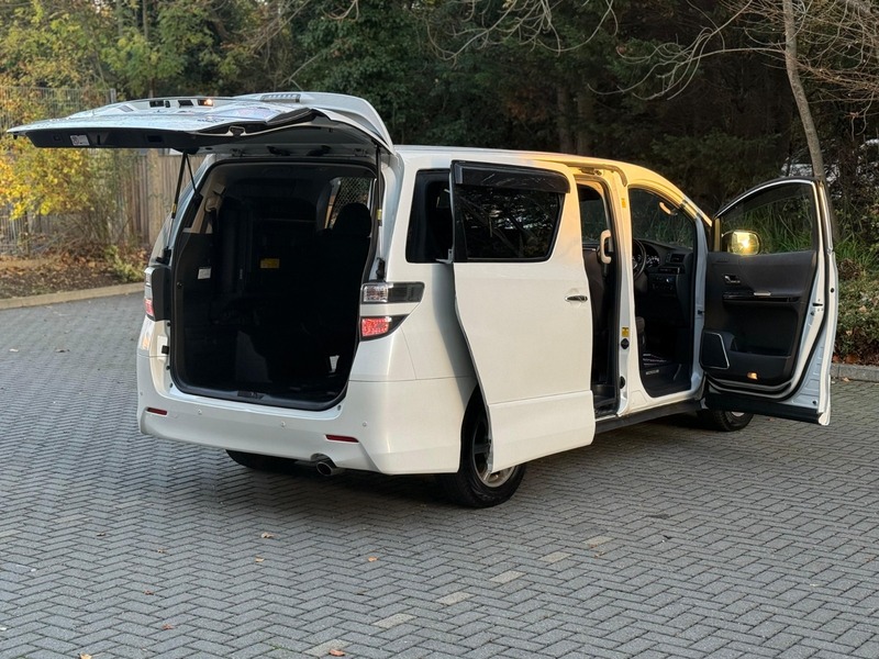 Toyota Vellfire 2014-2.4L Hybrid Drive w/ recliner seats