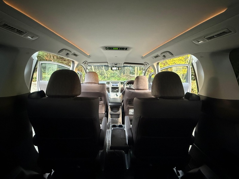 Toyota Vellfire 2014-2.4L Hybrid Drive w/ recliner seats