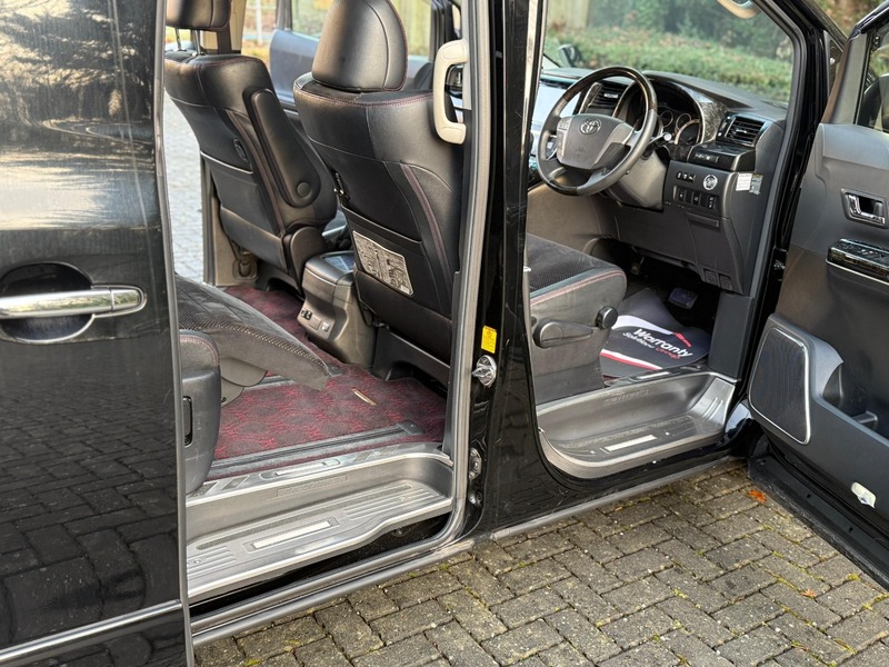 Toyota Vellfire Golden Eyes 2 – Special Custom Edition 2014