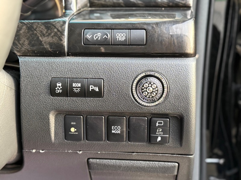 Toyota Vellfire Golden Eyes 2 – Special Custom Edition 2014