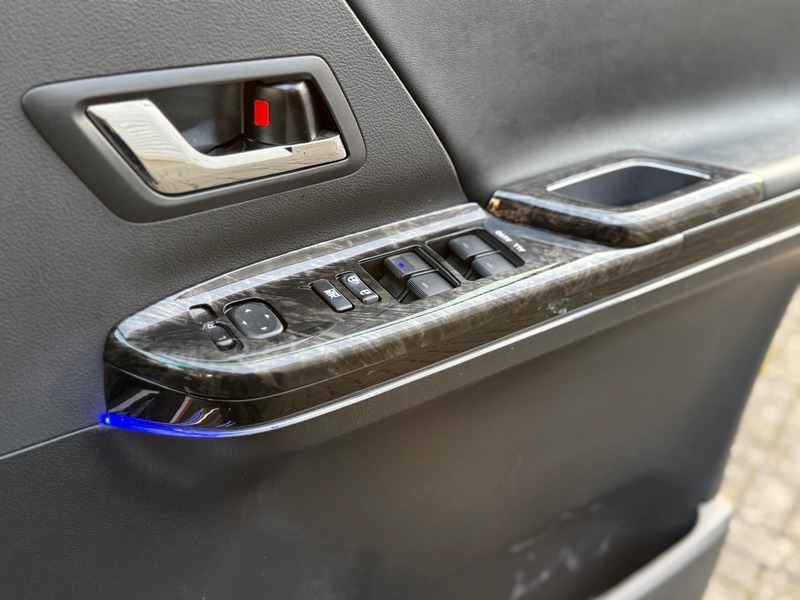 Toyota Vellfire Golden Eyes 2 – Special Custom Edition 2014