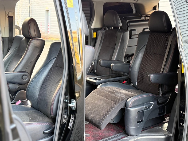 Toyota Vellfire Golden Eyes 2 – Special Custom Edition 2014