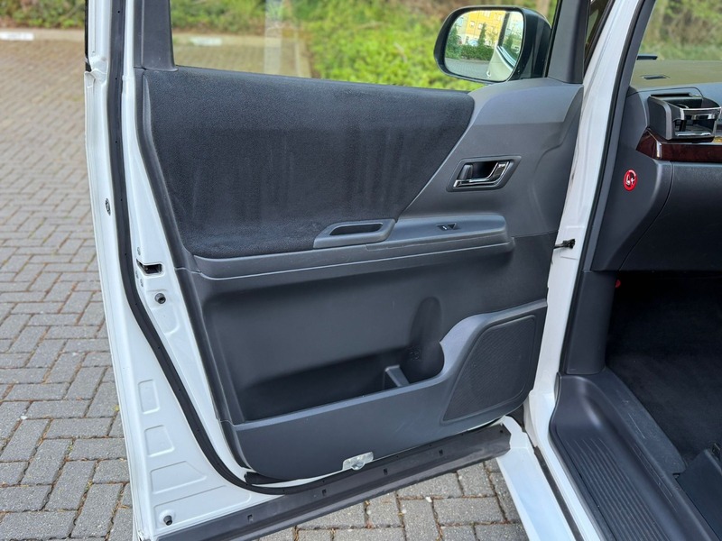 Toyota Vellfire 2400cc Petrol | 2013 | Stunning Body Kit | Luxury 7 Seater