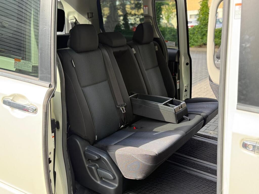 Toyota Voxy Premium body Kit, Hybrid 2015