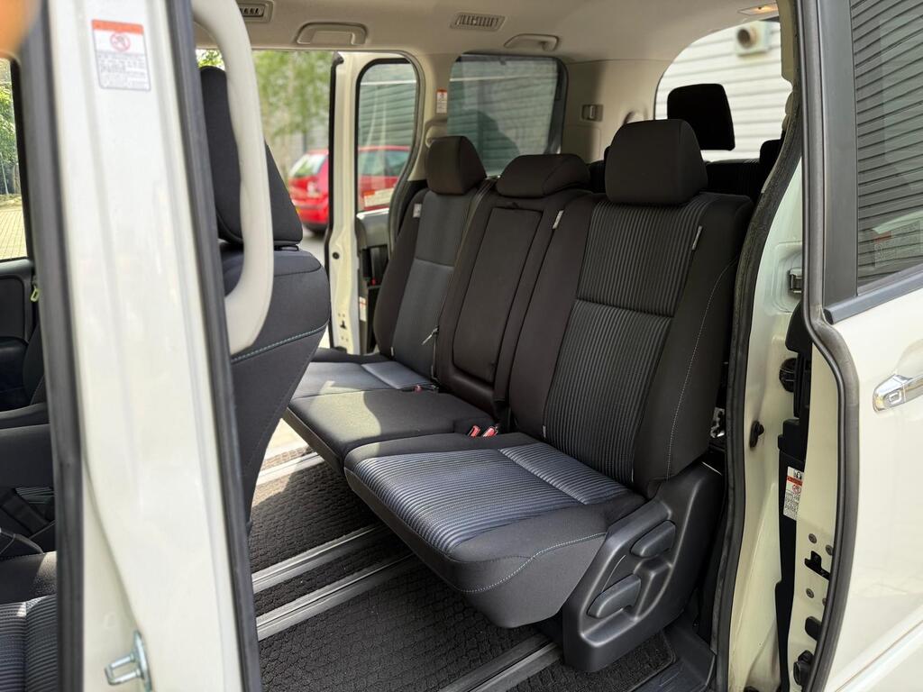 Toyota Voxy Premium body Kit, Hybrid 2015