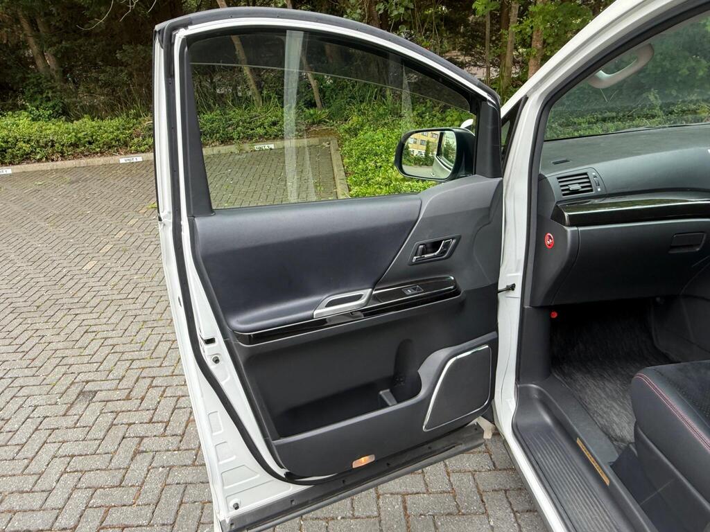 TOYOTA VELLFIRE Golden Eyes- 2013 | Auction Grade 4