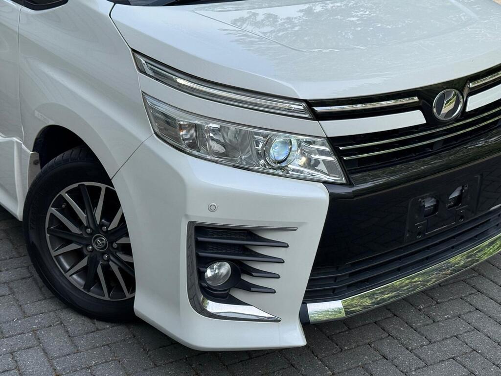 Toyota Voxy Premium body Kit, Hybrid 2015