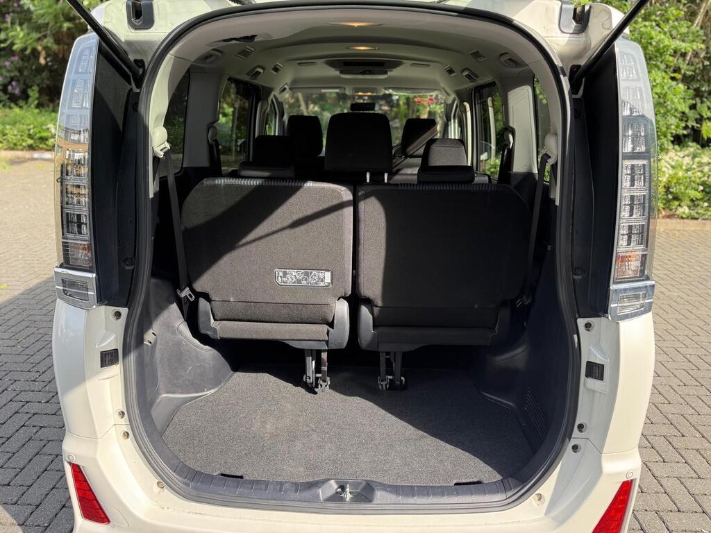 Toyota Voxy Premium body Kit, Hybrid 2015