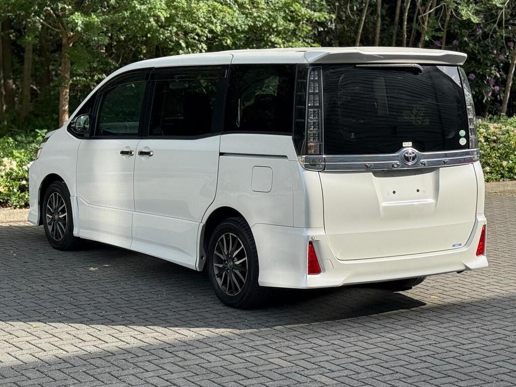 Toyota Voxy Premium body Kit, Hybrid 2015