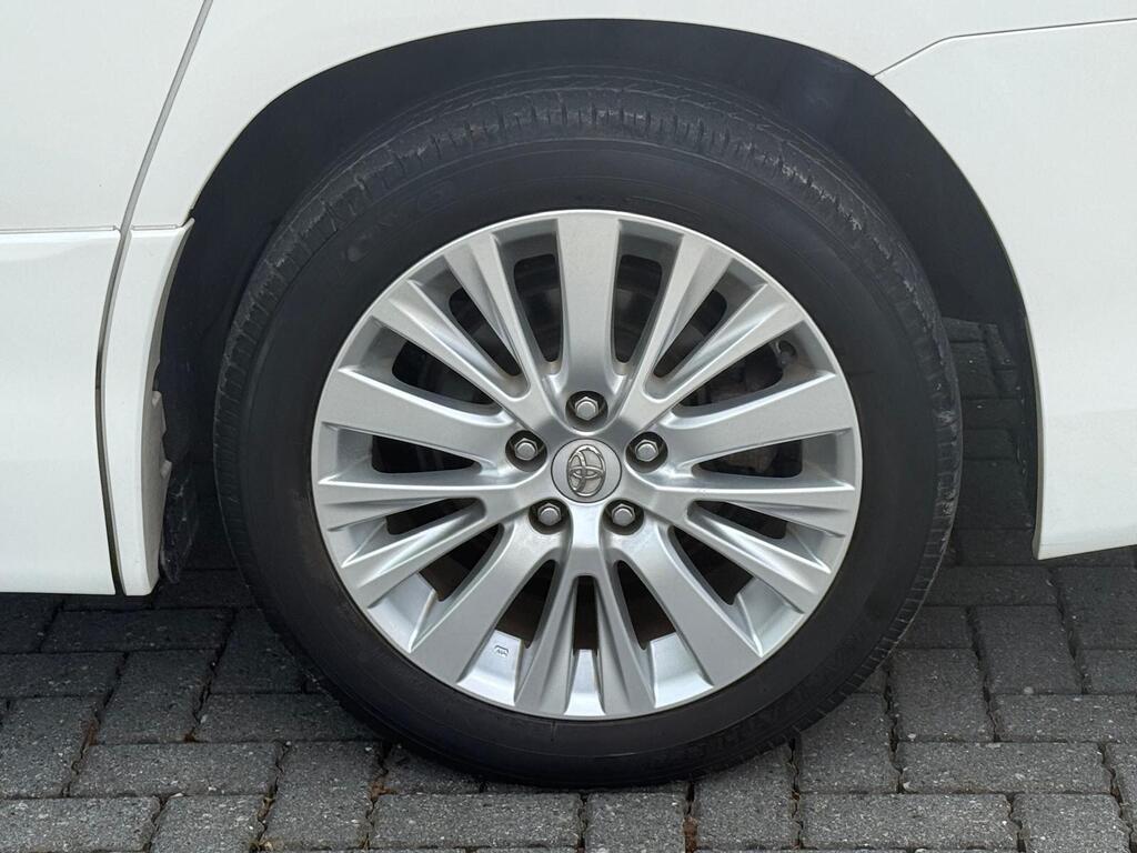 Toyota Vellfire 3.5L V6 2014 | Rare 4WD | Captain seats