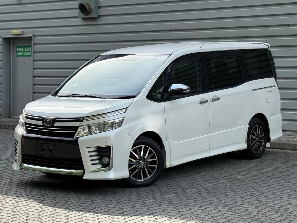 Toyota Voxy Premium body Kit, Hybrid 2015