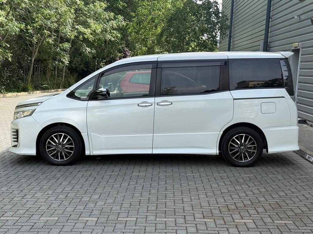 Toyota Voxy Premium body Kit, Hybrid 2015