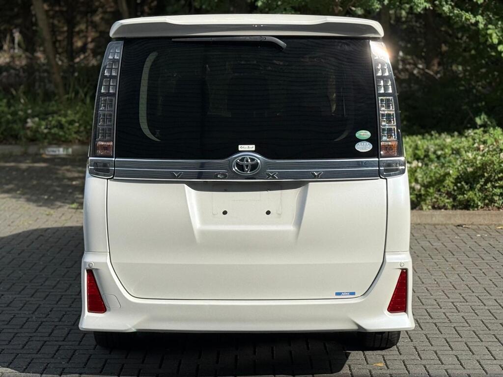 Toyota Voxy Premium body Kit, Hybrid 2015