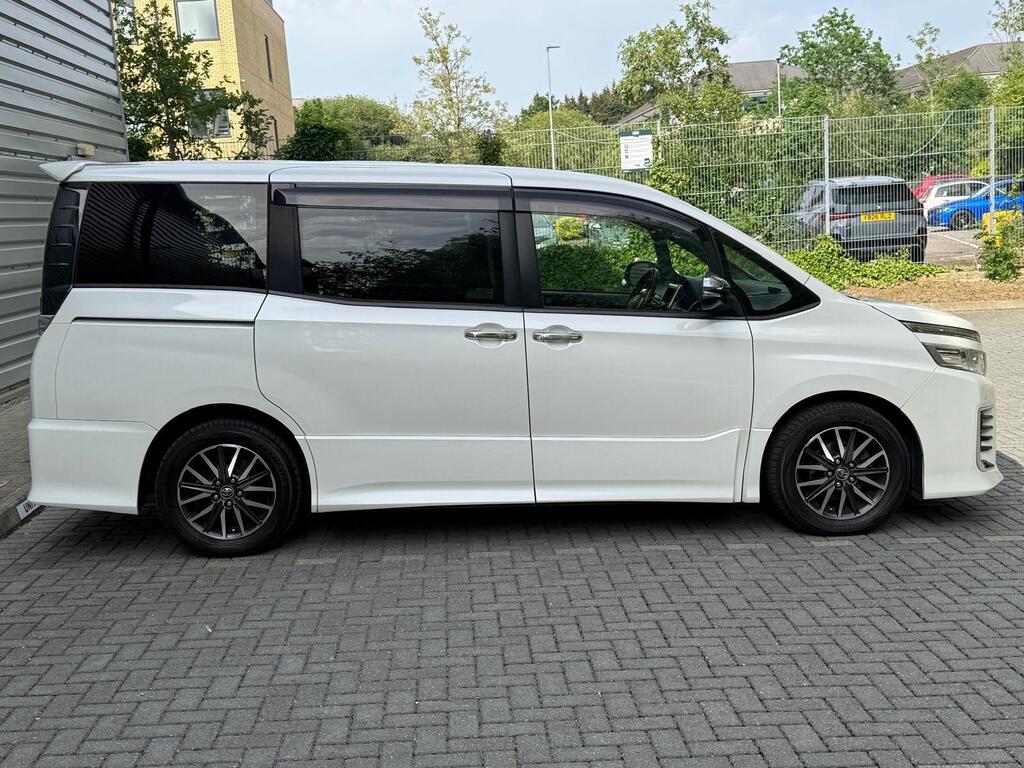 Toyota Voxy Premium body Kit, Hybrid 2015