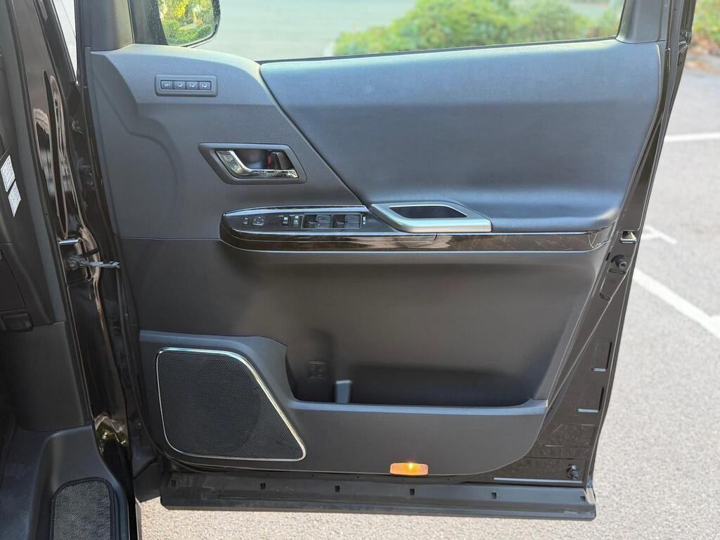 Toyota Vellfire 2013, 4 Wheel Drive V6 Premium Edition