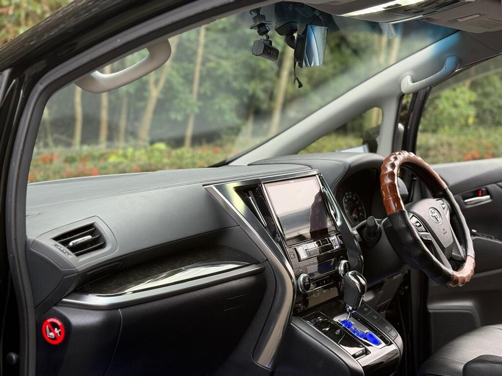 Toyota Vellfire 30 Series | 2500cc Petrol | 8 Seater 2015