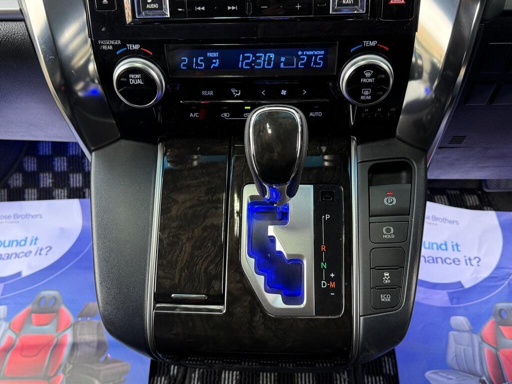 Toyota Vellfire 30 Series | 2500cc Petrol | 8 Seater 2015