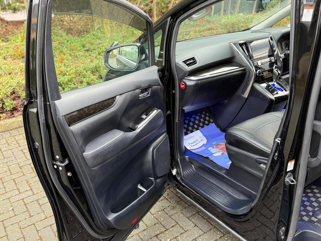Toyota Vellfire 30 Series | 2500cc Petrol | 8 Seater 2015
